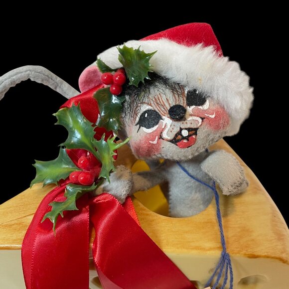 Vintage Annalee Christmas Mouse On Cheese Decor With Red Bow & Holly Embellishme - Picture 4 of 9